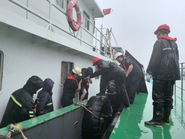 上海配资网 “竹节草”来袭，崇明海事局40分钟内转运一名危重病人